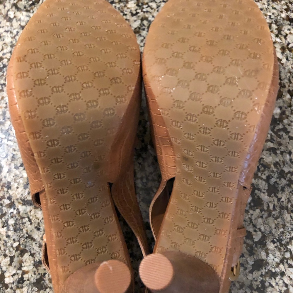 New! ANTONIO MELANI Tan Croc-Embossed Heels - Picture 7 of 7